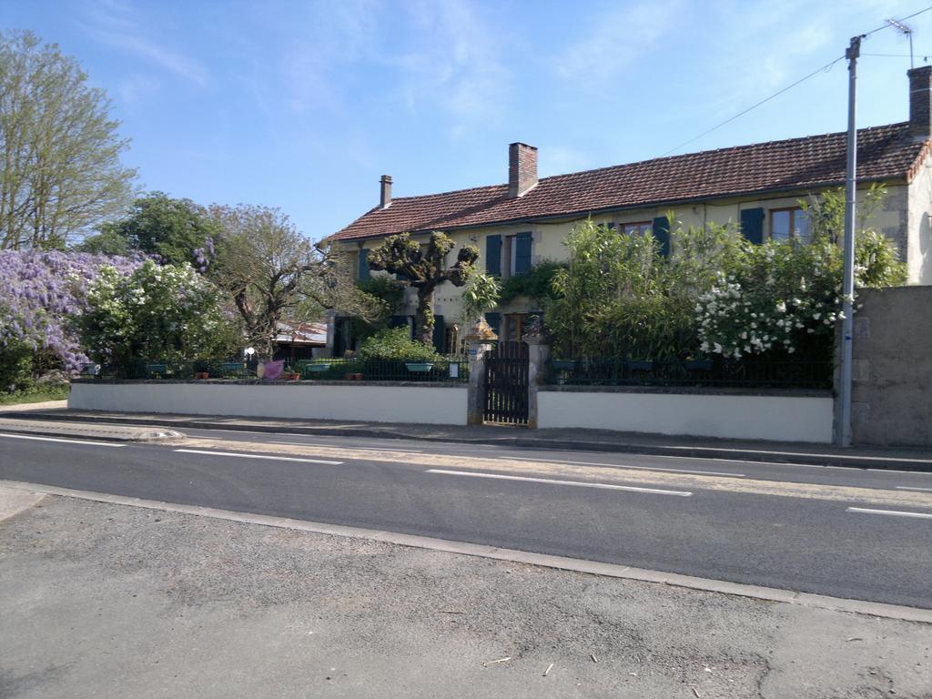 Bed and Breakfast La Maison Jaune Bouresse Екстер'єр фото