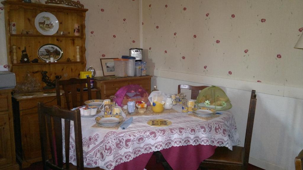 Bed and Breakfast La Maison Jaune Bouresse Екстер'єр фото