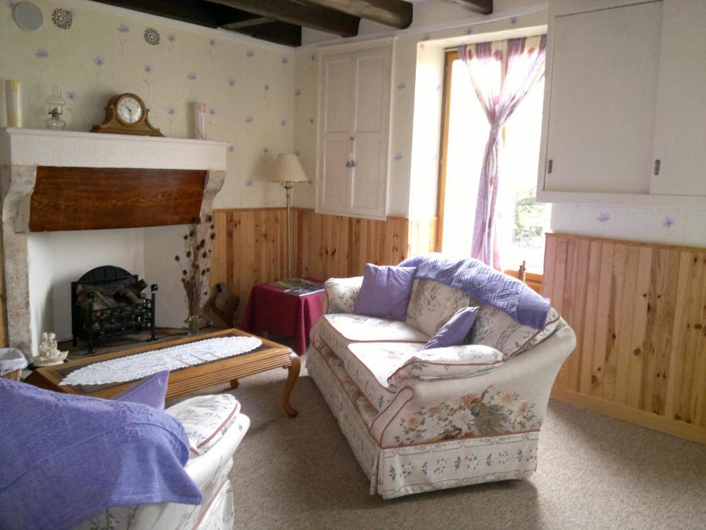 Bed and Breakfast La Maison Jaune Bouresse Екстер'єр фото