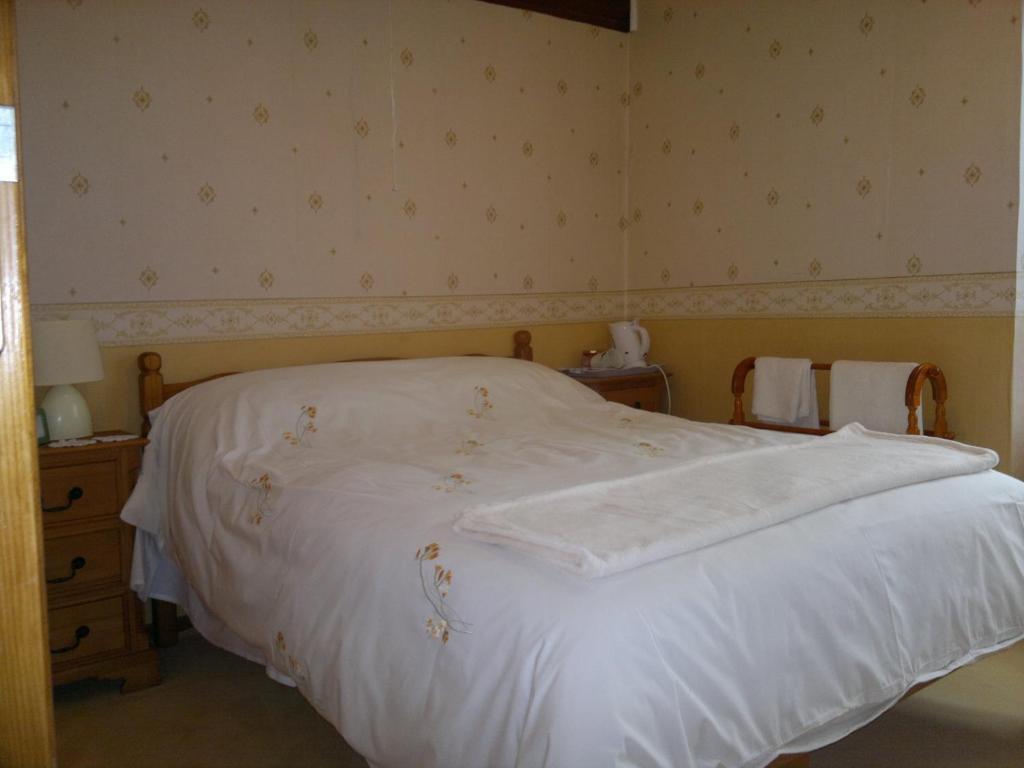 Bed and Breakfast La Maison Jaune Bouresse Екстер'єр фото