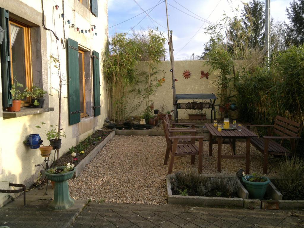 Bed and Breakfast La Maison Jaune Bouresse Екстер'єр фото