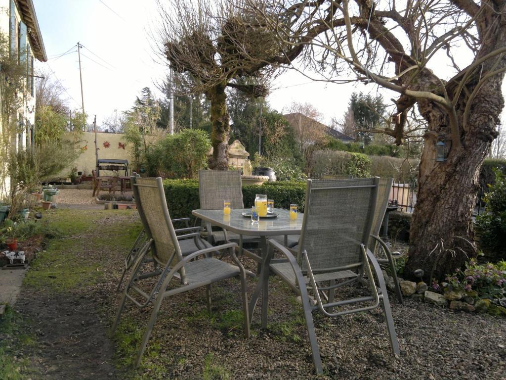Bed and Breakfast La Maison Jaune Bouresse Екстер'єр фото