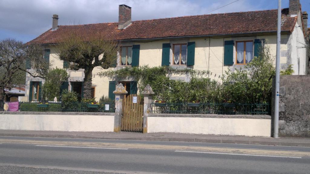 Bed and Breakfast La Maison Jaune Bouresse Екстер'єр фото